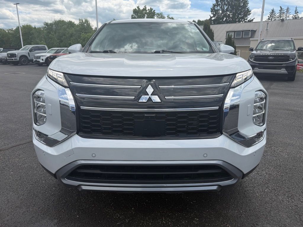 2025 Mitsubishi Outlander SE Silver at South Hills Kia