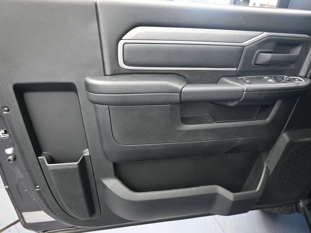 Used 2024 Granite Crystal Metallic Clearcoat Ram Tradesman image 15