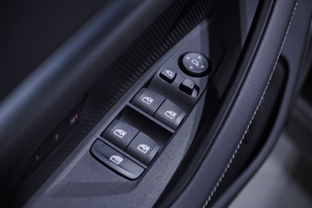 Thumbnail: 2025 BMW i4 - 17