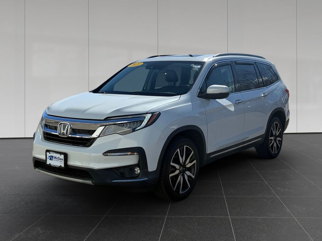 2021 Honda Pilot Touring AWD with Rear Captains Chairs