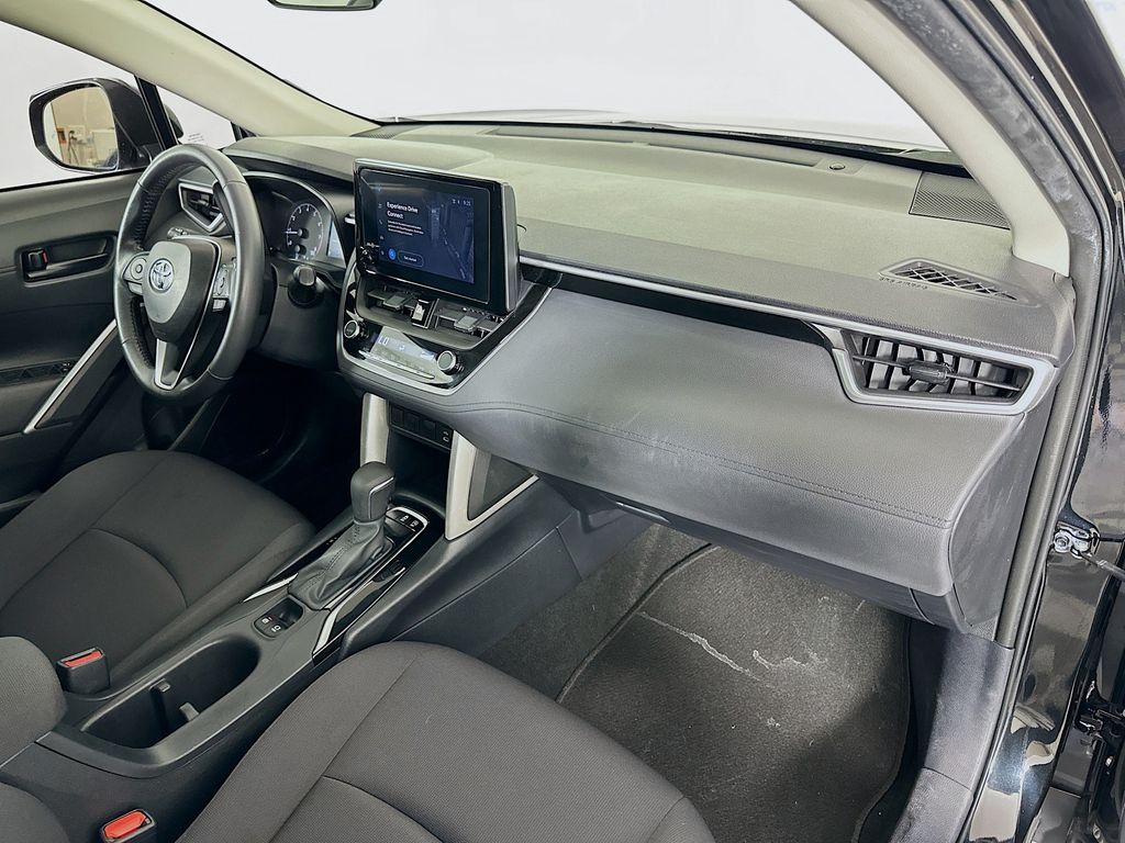 2023 Toyota Corolla Cross LE 29