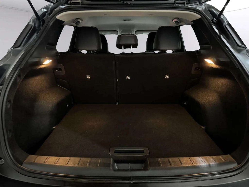 Certified Used 2025 Gun Metallic Nissan SR image 29