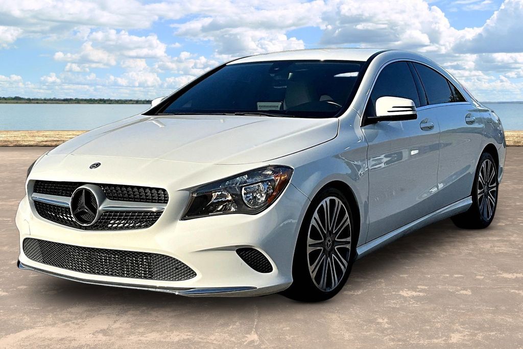 2018 Mercedes-Benz CLA Blanco Sedán Tracción delantera 7 velocidades Doble cloch