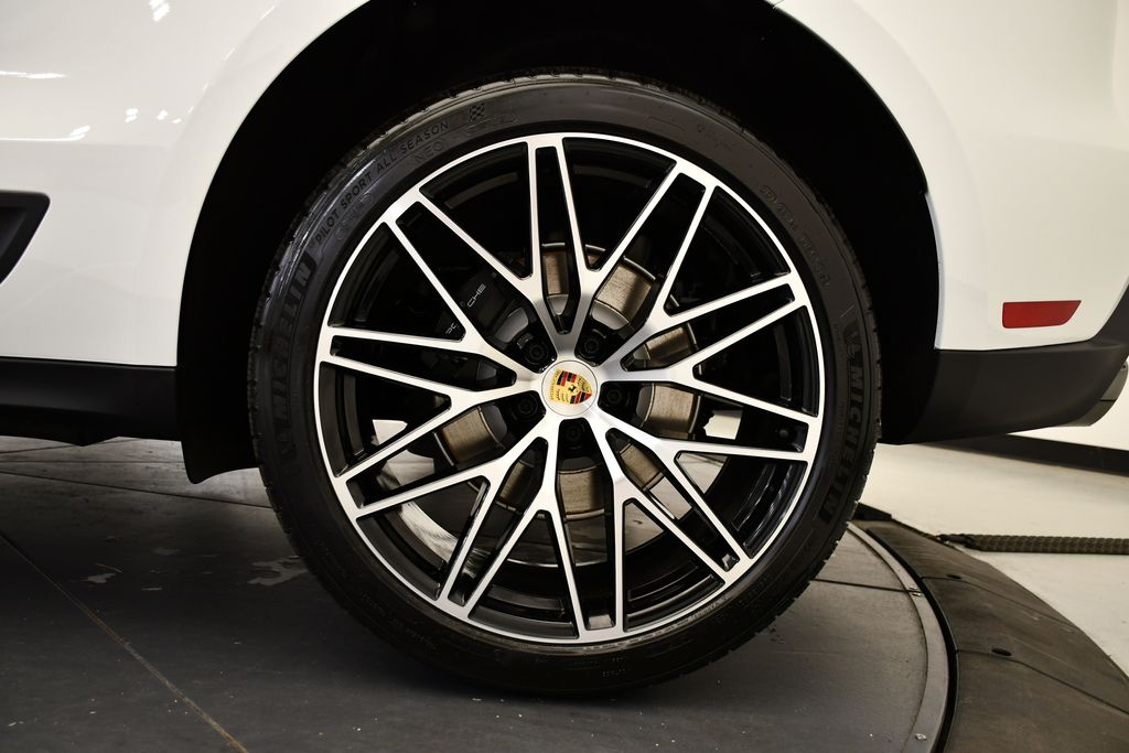 Thumbnail: 2026 Porsche Macan - 17