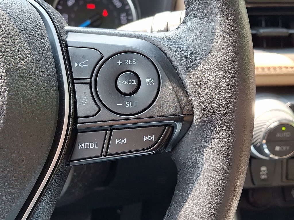 2021 Toyota RAV4 XLE 22