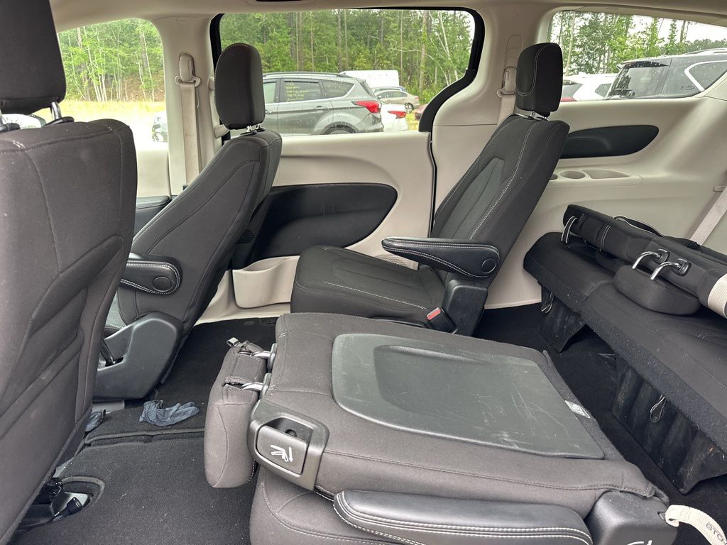 2023 Brilliant Black Crystal Pearlcoat Chrysler Voyager LX FWD Van