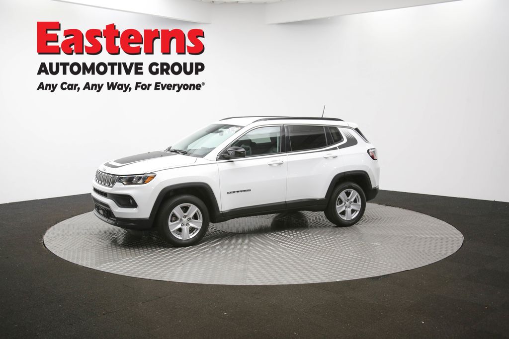 Used 2022 White Jeep Latitude image 55