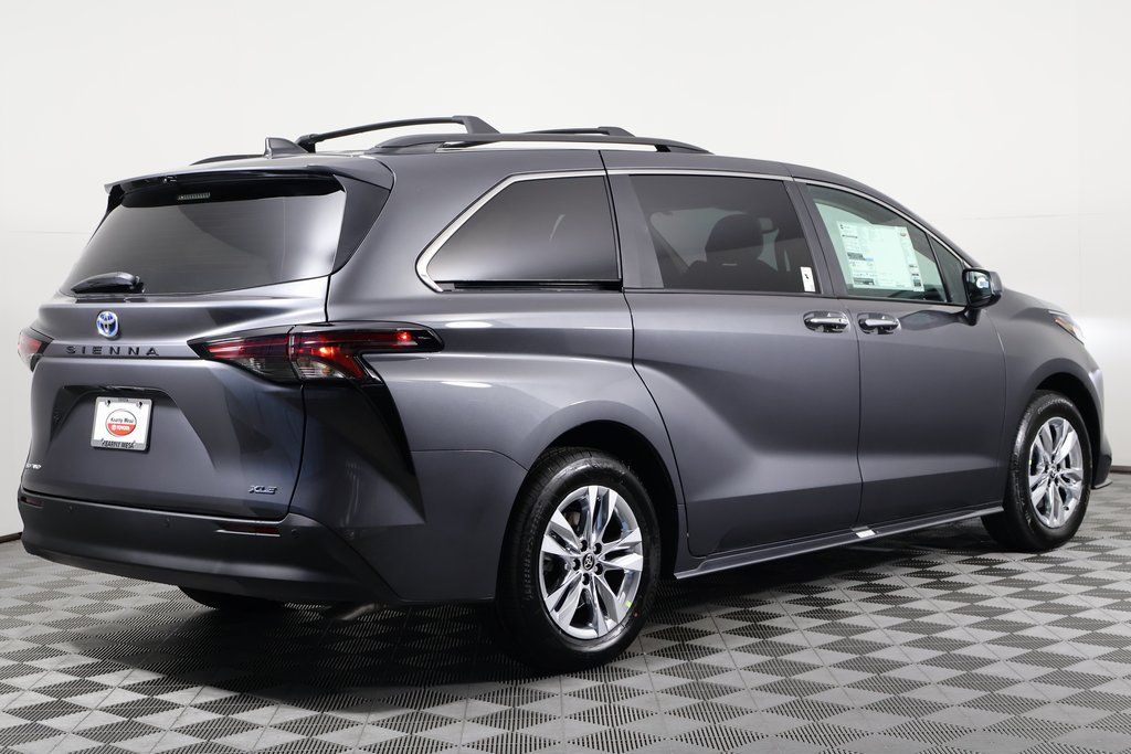 2025 Toyota Sienna XLE 2