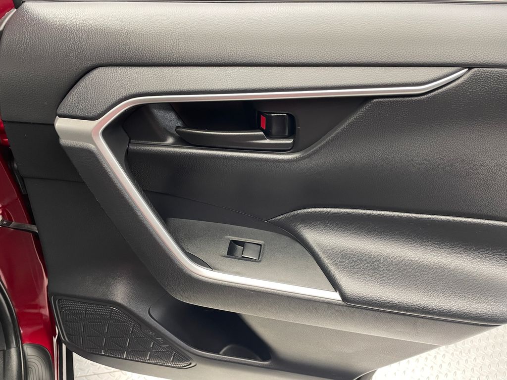 2021 Toyota RAV4 LE 32
