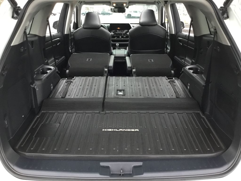 Thumbnail: 2022 Toyota Highlander - 18