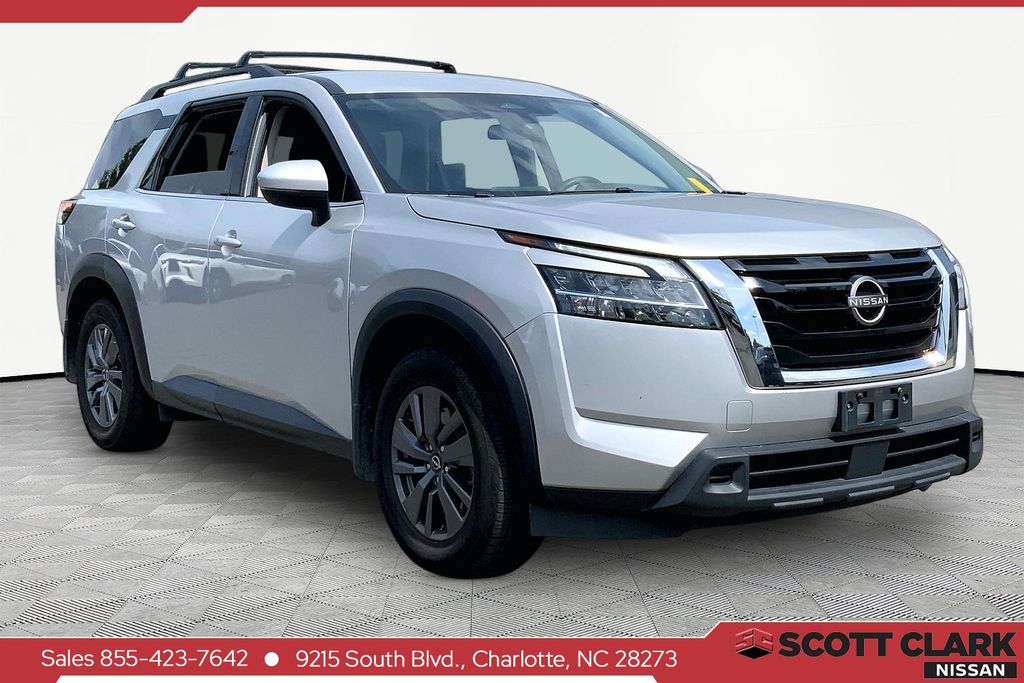 2022 Nissan Pathfinder SV