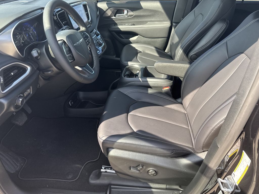 2026 Chrysler Voyager LX - 10