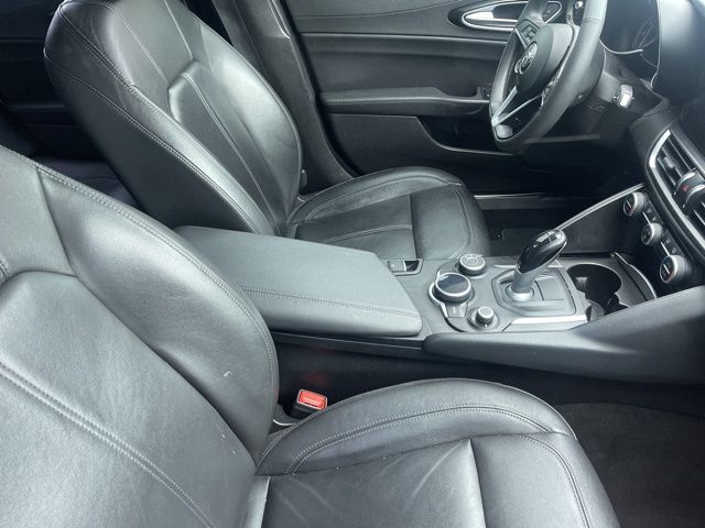 2017 Alfa Romeo Giulia Base 6