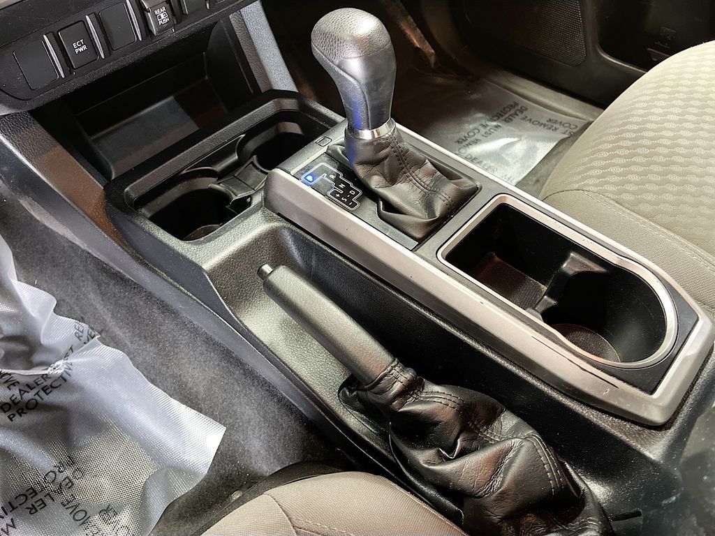 Used 2022 White Toyota SR5 image 16