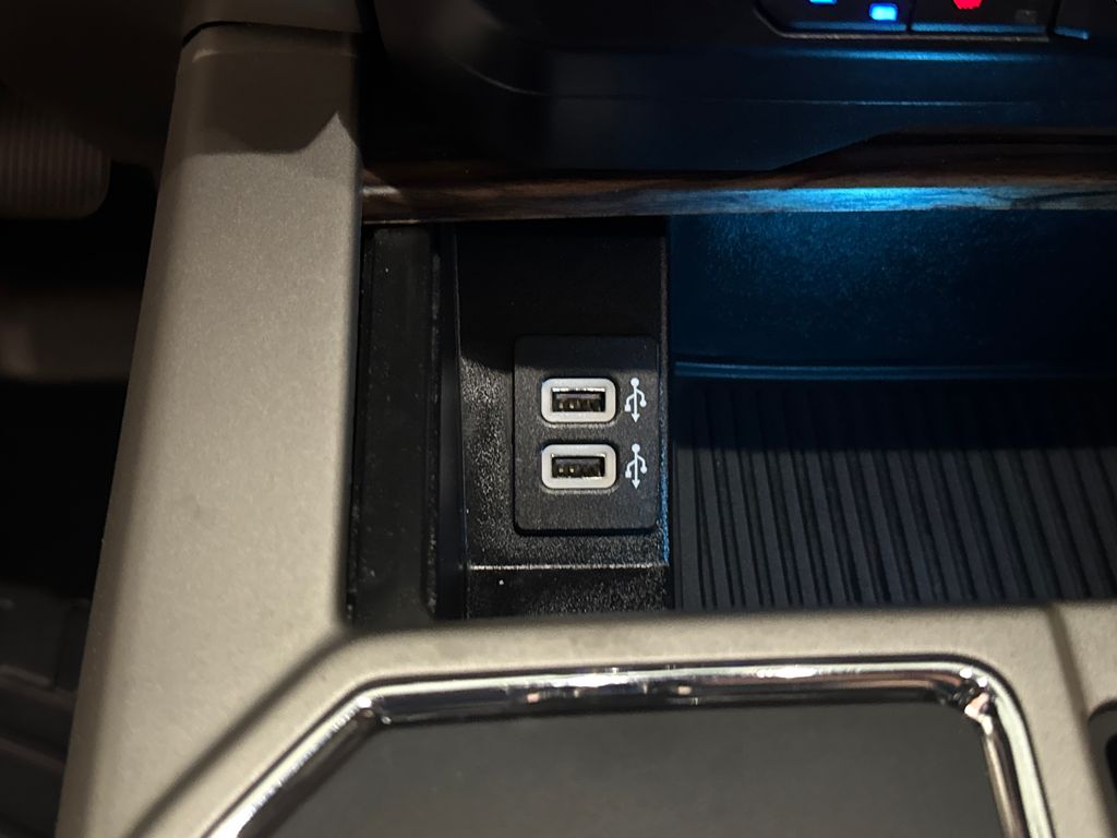 2019 White Platinum Clearcoat Metallic Ford F-150 Lariat 4X4 Truck