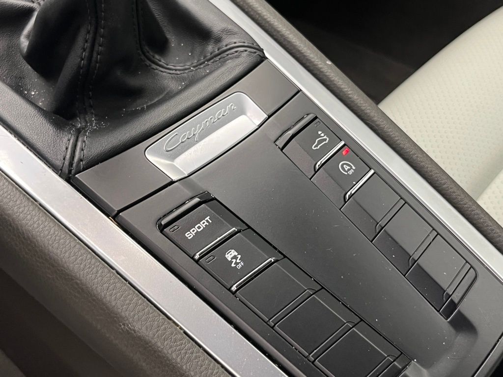 Thumbnail: 2016 Porsche Cayman - 13