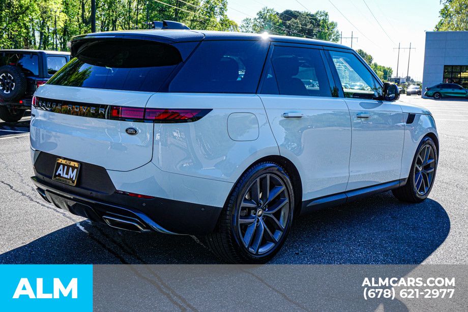 Used 2023 White Land Rover SE image 6