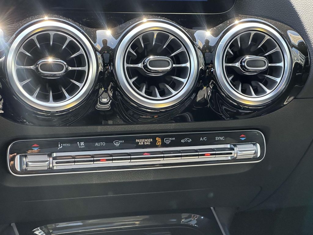 2025 Mercedes-Benz GLA 250 4MATIC 10