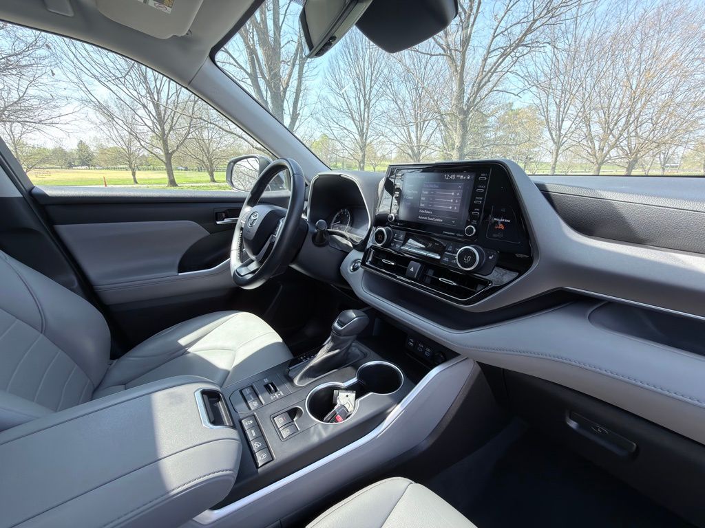 2022 Toyota Highlander XLE - Photo 31