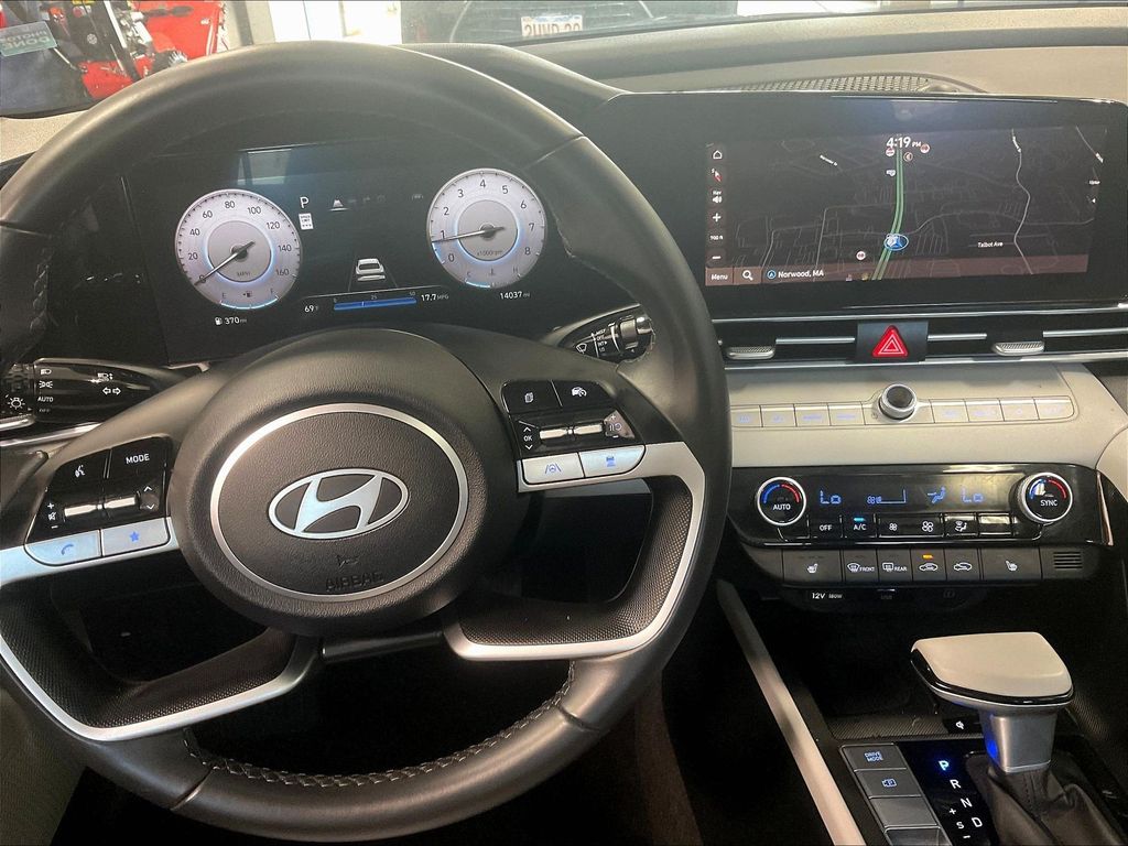 2025 Hyundai Elantra — photo 18