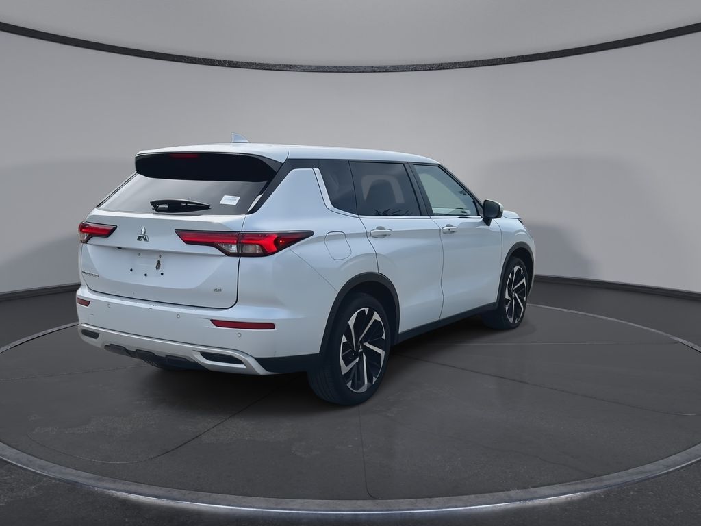 Thumbnail: 2024 Mitsubishi Outlander - 8