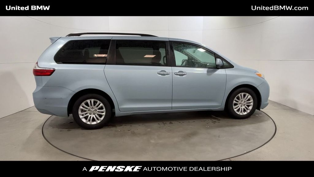 2017 Toyota Sienna Limited 9