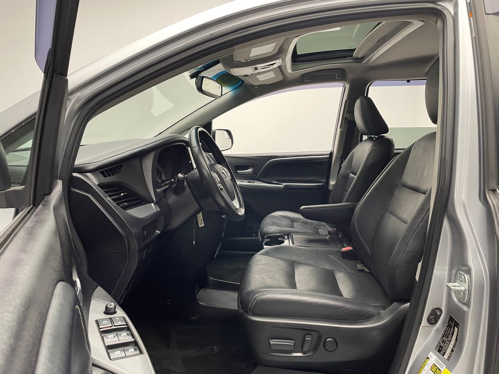 Thumbnail: 2017 Toyota Sienna - 12