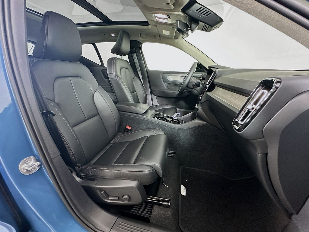 2023 Volvo XC40 B5 Plus 28