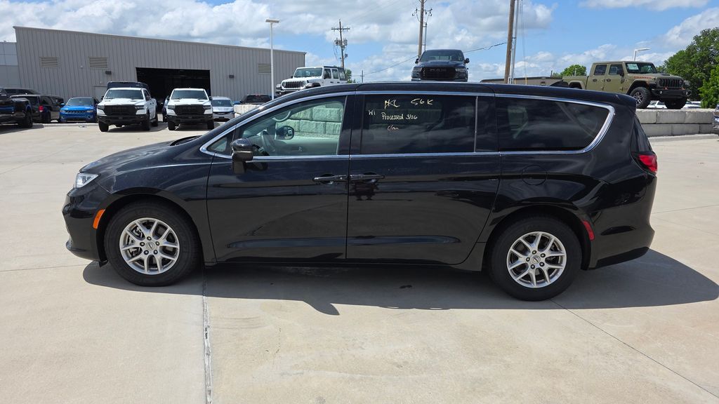Used 2023 Chrysler Pacifica Touring L with VIN 2C4RC1BG8PR627396 for sale in Kansas City