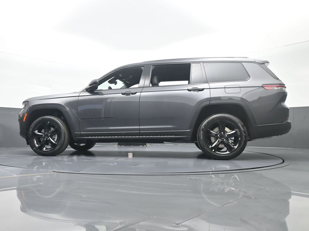 Used 2025 Baltic Gray Metallic Clearcoat Jeep Limited image 27