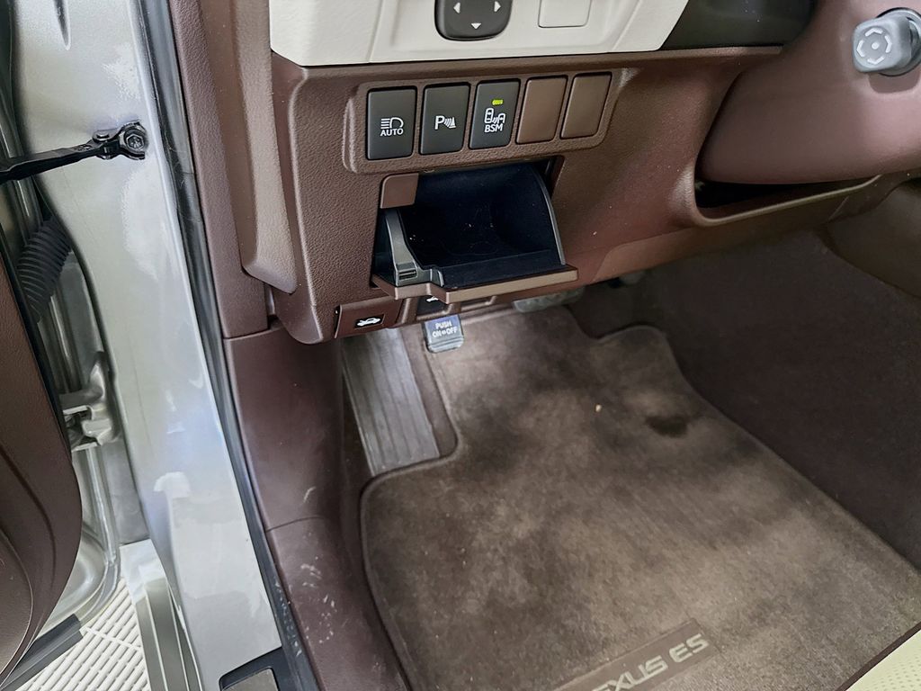 Thumbnail: 2017 Lexus ES - 10