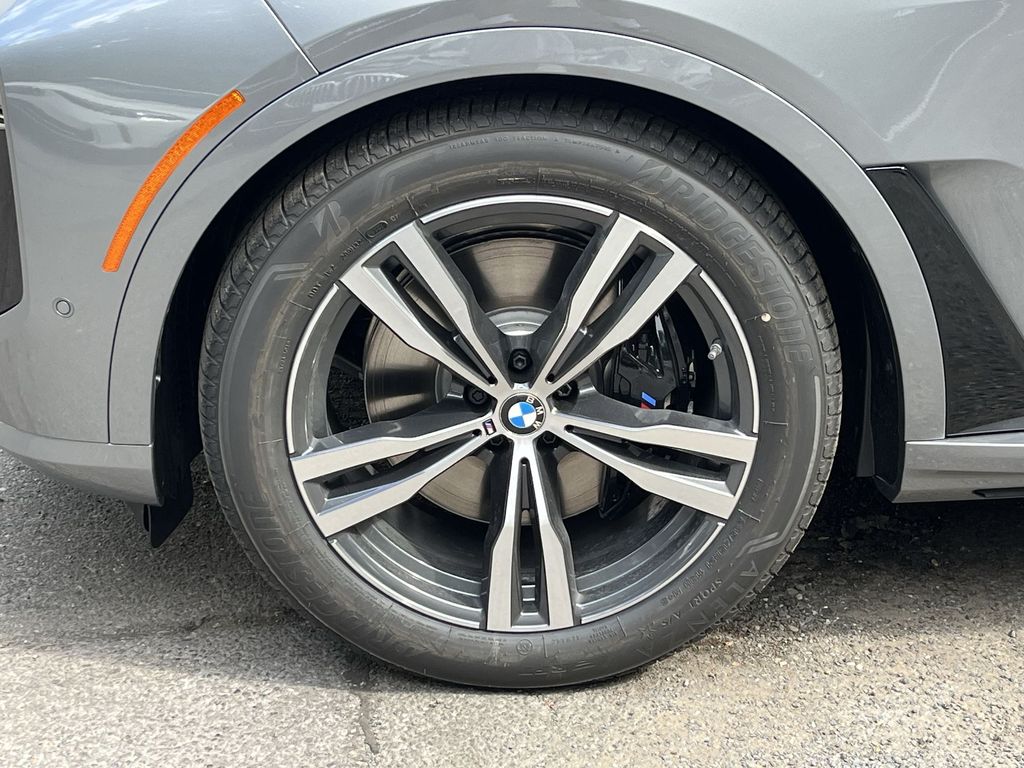 Thumbnail: 2026 BMW X7 - 10