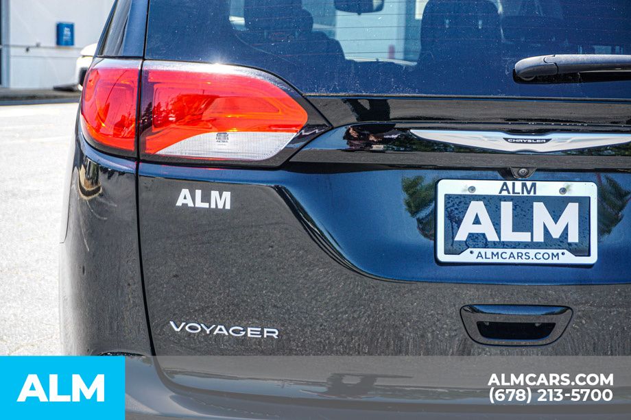 2023 Chrysler Voyager LX - Photo 12