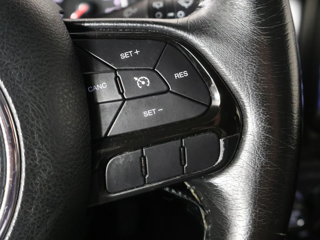 Used 2018 White Jeep Latitude image 36