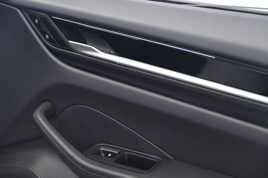 Thumbnail: 2024 Porsche Macan - 26