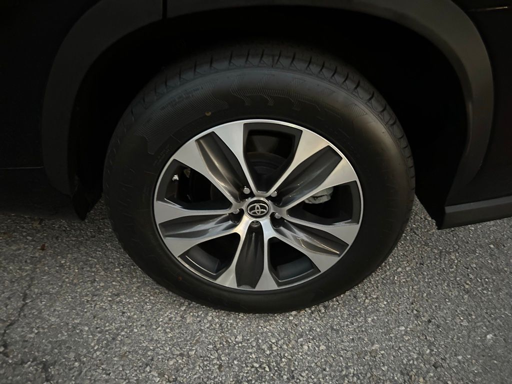 Thumbnail: 2023 Toyota Highlander - 9
