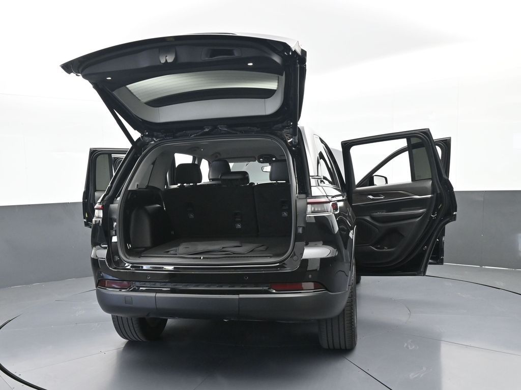 Used 2023 Diamond Black Crystal Pearlcoat Jeep Limited image 77