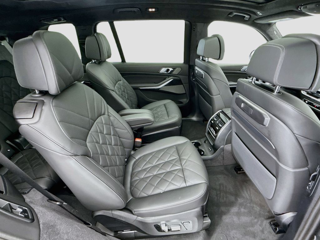 Thumbnail: 2027 BMW X7 - 21