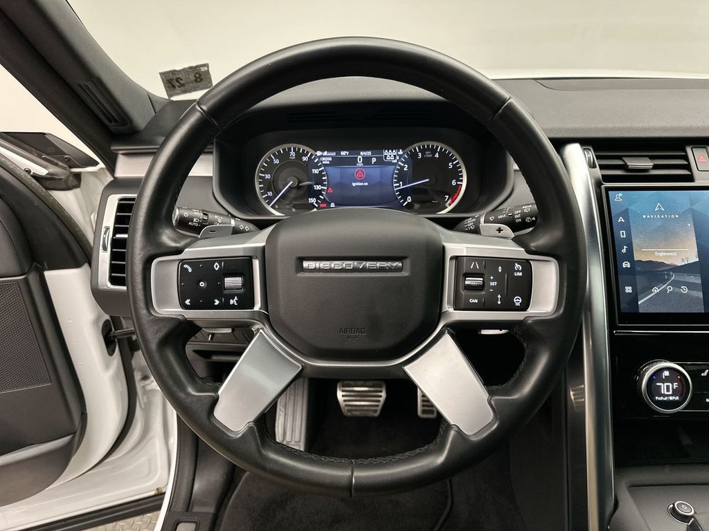 Thumbnail: 2023 Land Rover Discovery - 18