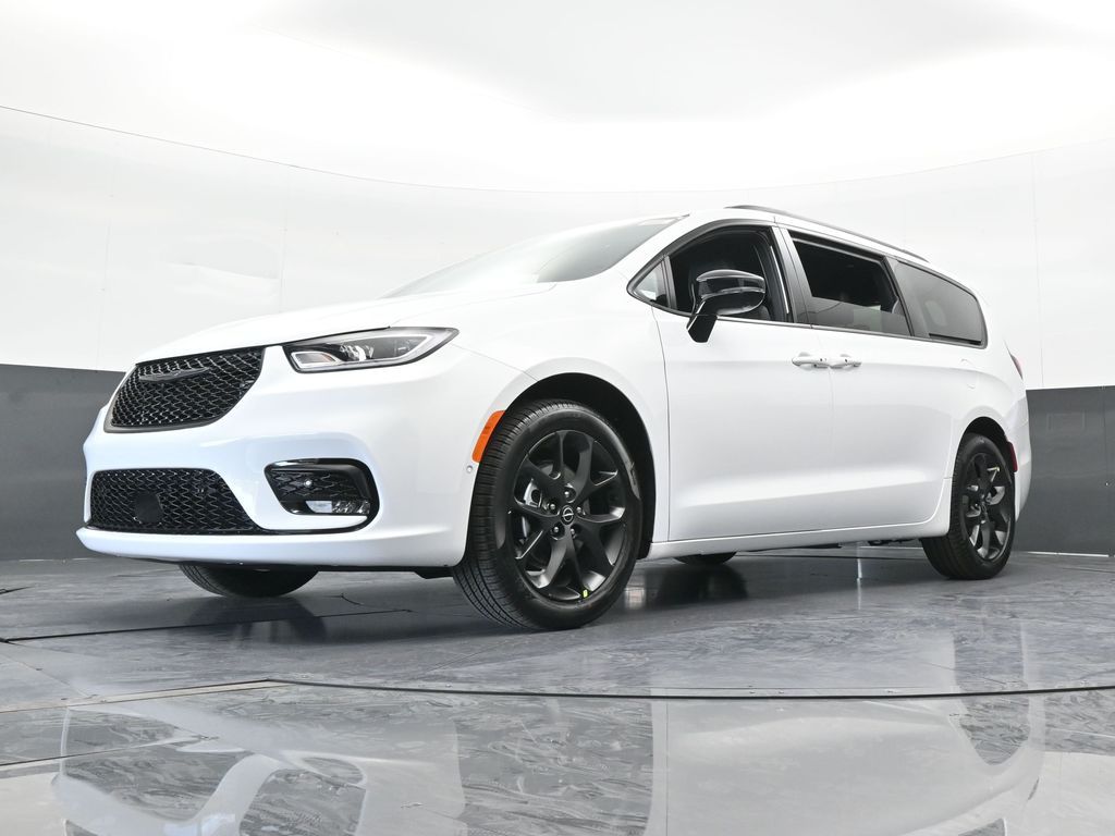 New 2026 Bright White Clearcoat Chrysler Select image 57