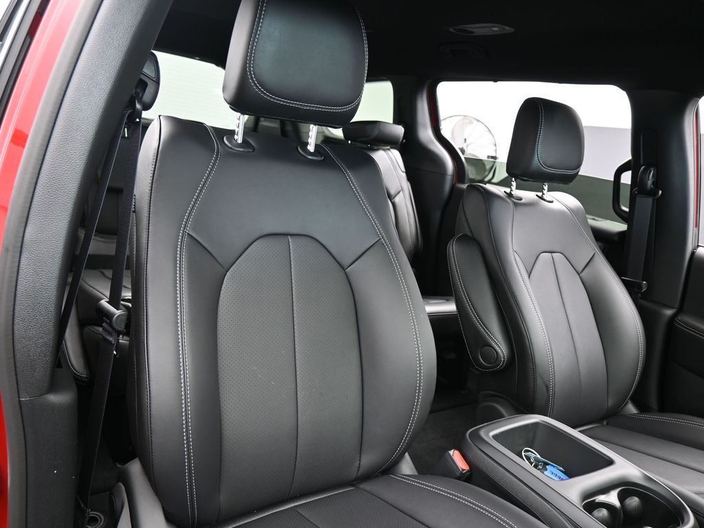 New 2026 Red Hot Pearlcoat Chrysler Select image 39