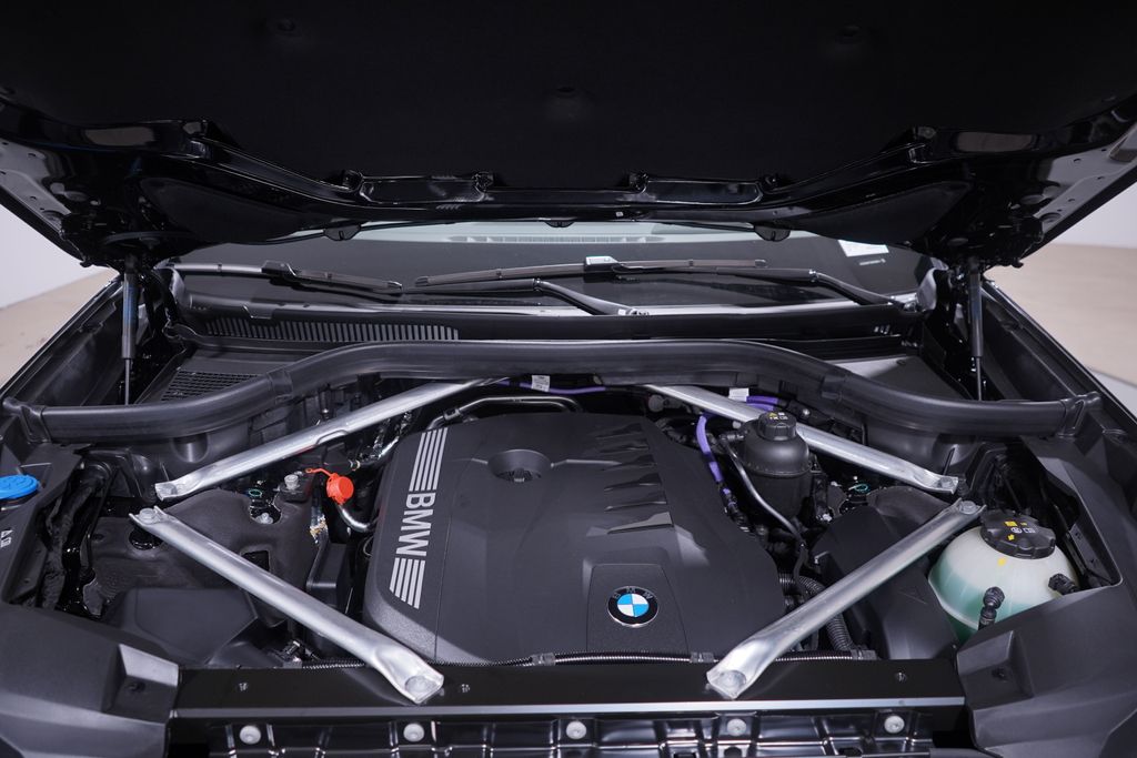 Thumbnail: 2026 BMW X7 - 14