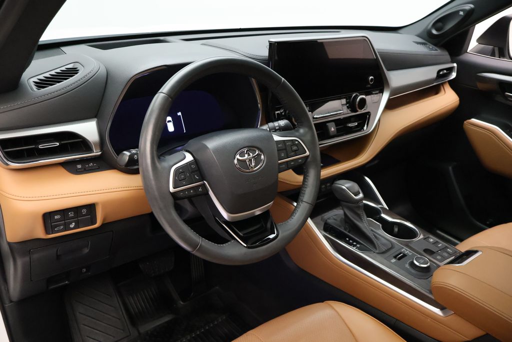 Thumbnail: 2023 Toyota Highlander - 15