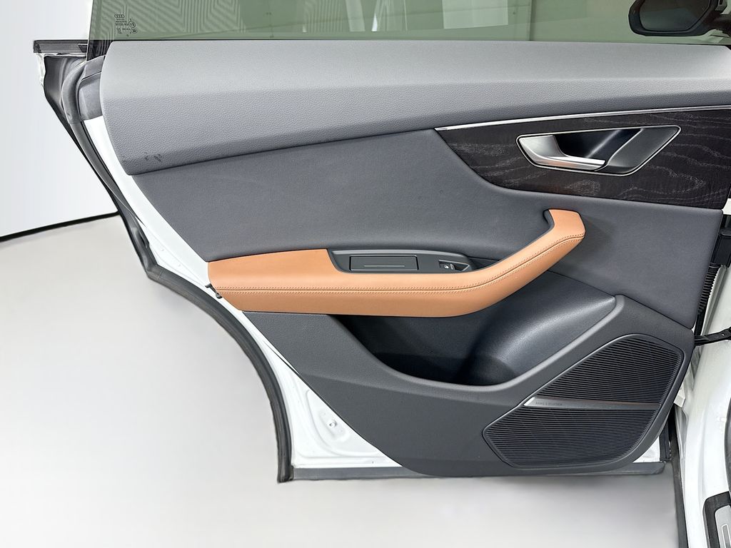 Thumbnail: 2023 Audi Q8 - 25