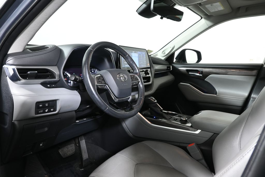 Thumbnail: 2020 Toyota Highlander - 16