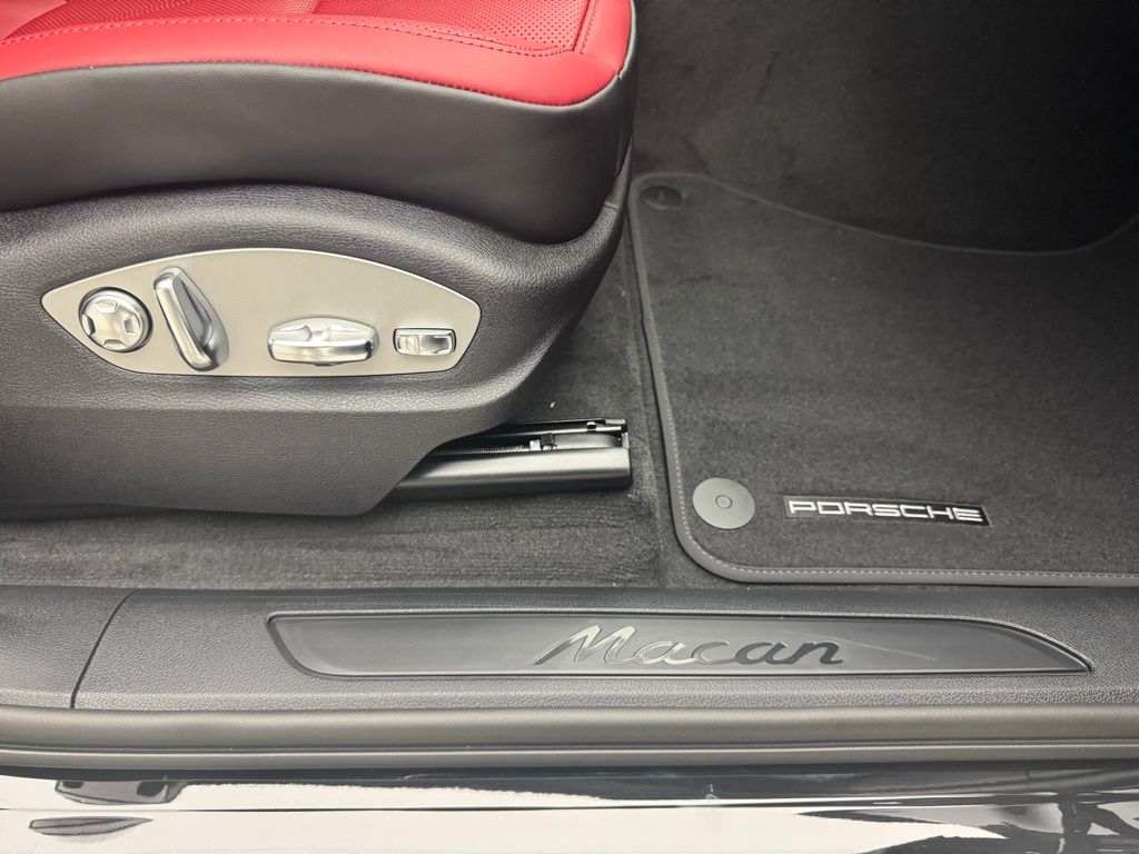 Thumbnail: 2025 Porsche Macan - 17