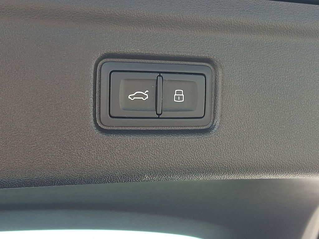 Thumbnail: 2025 Audi e-tron S - 28