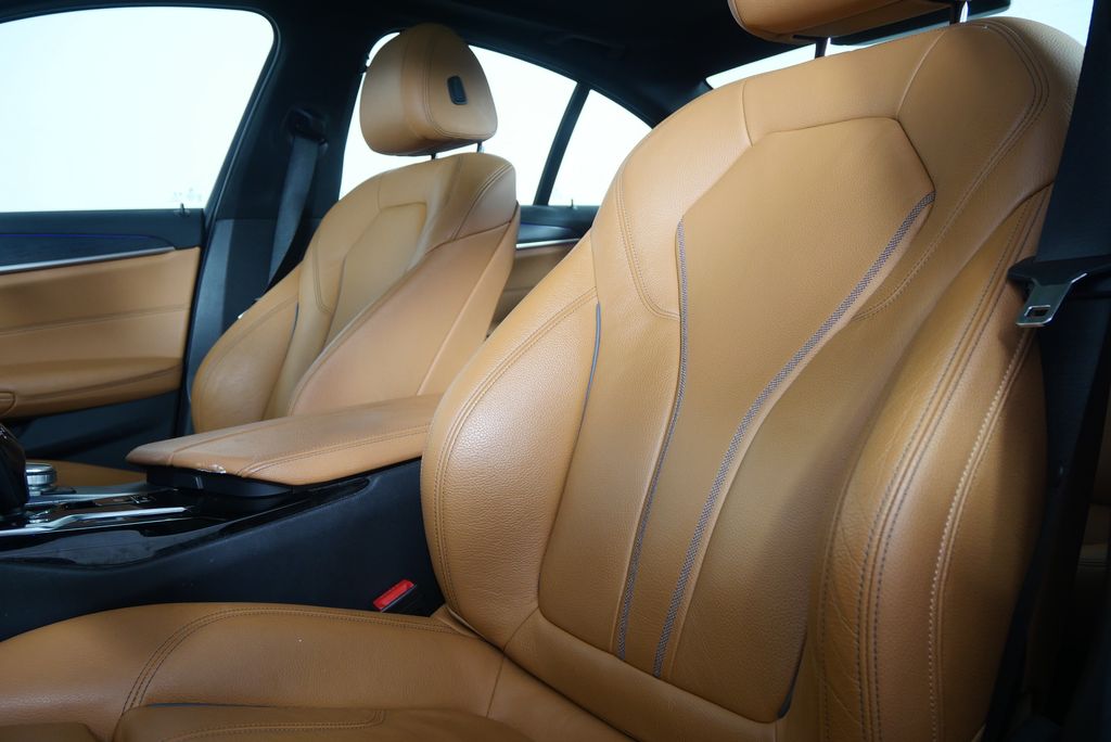 Thumbnail: 2021 BMW 5 Series - 10