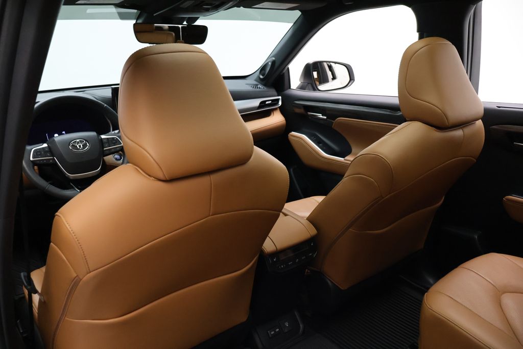 Thumbnail: 2023 Toyota Highlander - 20