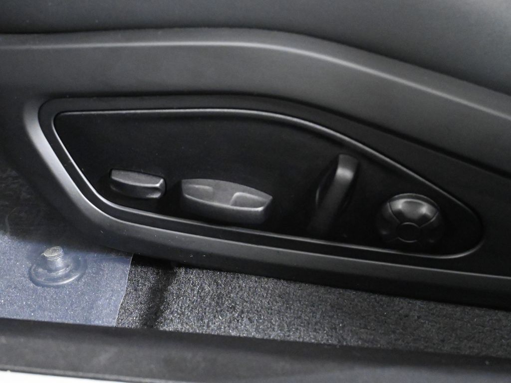 Thumbnail: 2025 Porsche Taycan - 29